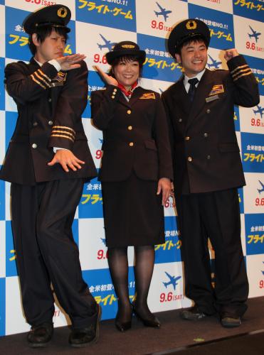 映画「フライト・ゲーム」公開記念トークイベントに登場した（左から）篠宮暁、堀ちえみ、高松新一