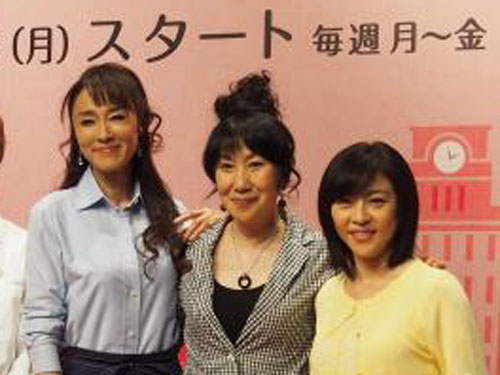 フジテレビ系「ほっとけない魔女たち」の制作発表会見に出席した（左から）浅野ゆう子、室井滋、松本明子