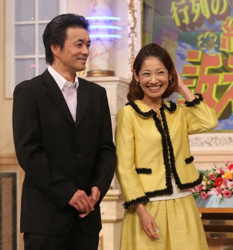 結婚を電撃発表した金山一彦（左）と大渕愛子弁護士が笑顔を見せる