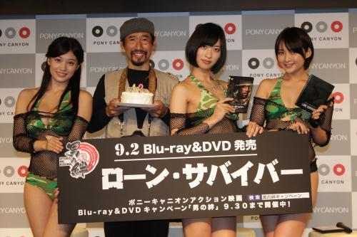 映画「ローン・サバイバー」ブルーレイ＆ＤＶＤ発売記念イベントに登場した（左から）高崎聖子、渡部陽一、倉持由香、鈴木咲