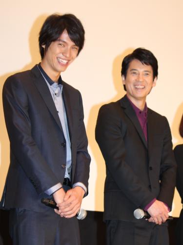 映画「イン・ザ・ヒーロー」初日舞台あいさつに登場、壇上で笑顔を見せる福士蒼汰（左）と唐沢寿明