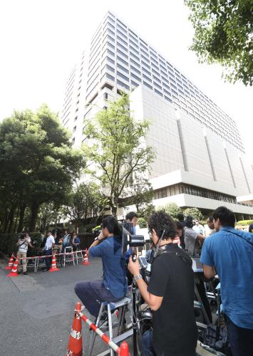 ＡＳＫＡ被告の判決を取材しようと東京地裁前には大勢の報道陣が集まった