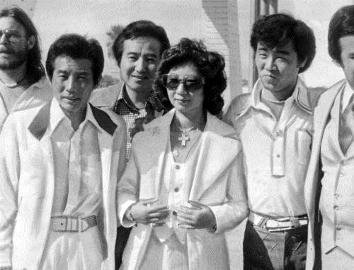 ラスベガス公演での（前列左から）野口修氏、山口洋子、五木ひろし