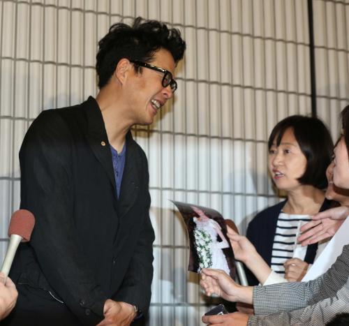 報道陣が仲間由紀恵の写真を持っての写真撮影をリクエストするも恥ずかしがって丁重に断る田中哲司