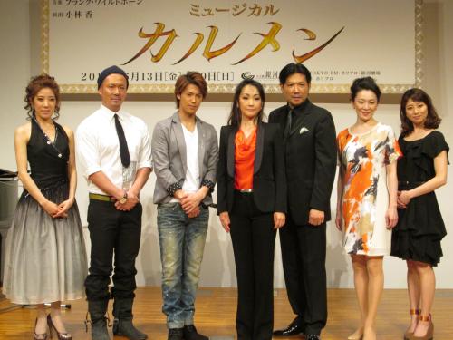 ミュージカル「カルメン」で共演した清水良太郎（左から３人目）と大塚千弘　（右端）