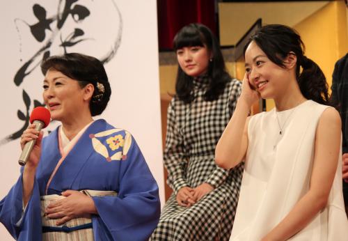 ２０１５年ＮＨＫ大河ドラマ「花燃ゆ」追加キャスト発表会見で笑顔を見せる松坂慶子（左）と井上真央