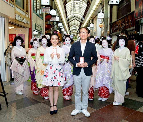 映画「舞妓はレディ」のキャンペーンで新京極商店街を練り歩いた上白石萌音と周防正行監督ら