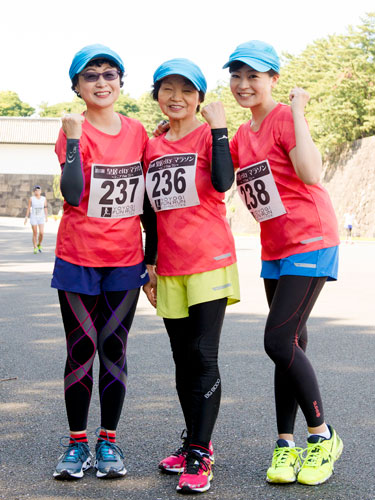 母（左）祖母（中）と女に３世代で越後湯沢秋桜ハーフマラソンに参加する中島彩　（Ｃ）asami enomoto