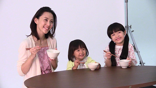 丸美屋の新ＣＭに出演した（左から）木村佳乃、古川凛、豊嶋花