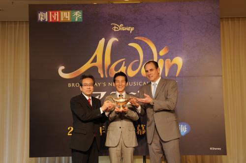 ミュージカル「アラジン」の上演を発表した劇団四季の吉田智誉樹社長（左）。中央は俳優の加藤敬二