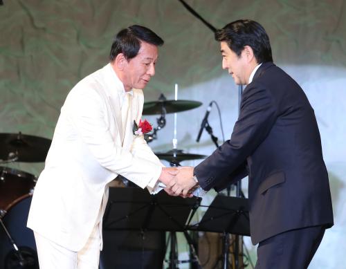 芸能生活５０周年、福祉活動５５周年パーティーで安倍晋三首相（右）から激励を受け、杉良太郎は握手をかわす