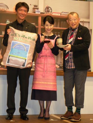 大阪市内で会見イベントに参加した（右から）笑福亭鶴瓶、吉永小百合、成島出監督