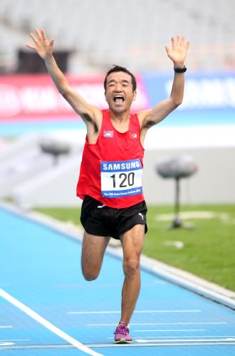 アジア大会男子マラソンでフィニッシュする猫ひろし