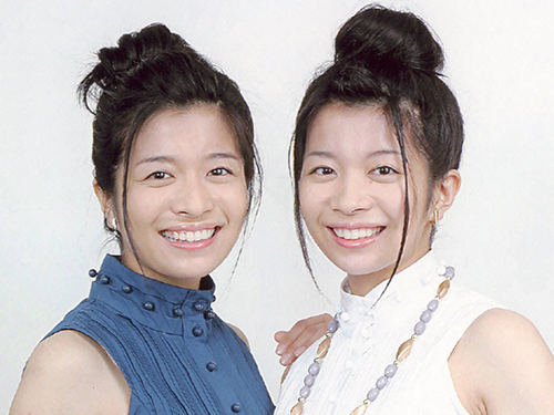 女優の三倉茉奈（左）と佳奈