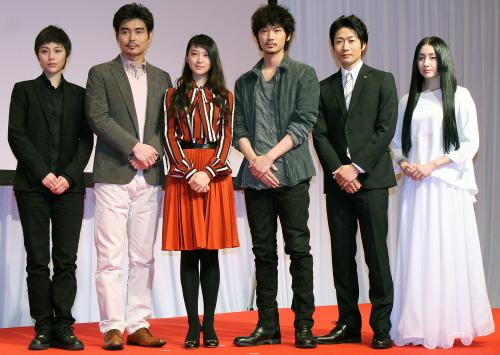 フジテレビ「すべてがＦになる」制作発表に出席した（左から）水沢エレナ、小澤征悦、武井咲、綾野剛、戸次重幸、早見あかり