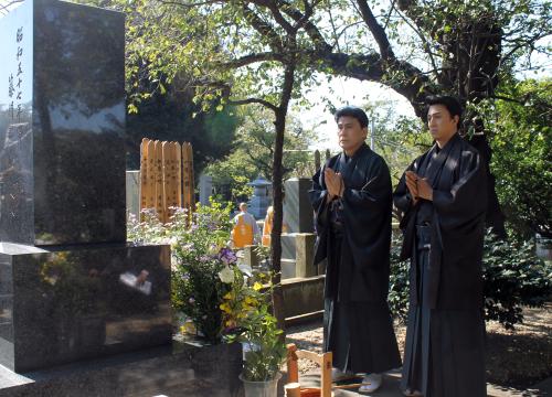 白鸚さんの墓前に手を合わせる松本幸四郎（左）、市川染五郎