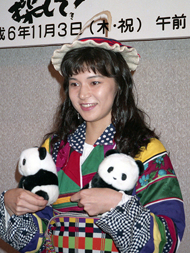 １９９４年９月、リポート役を務めたテレビ朝日のドキュメンタリー「野生パンダを探して！」の会見に臨み、１カ月に及んだ中国ロケの報告を行った中川安奈さん