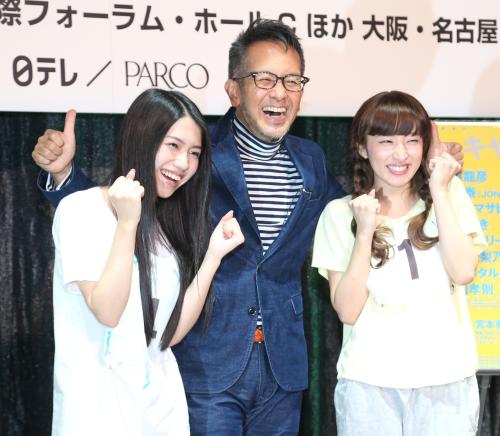 最終選考で選ばれた田野優花（左）と梅田彩佳（右）は演出家の宮本亜門氏と笑顔で記念撮影