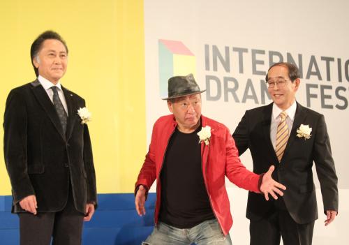 「東京ドラマアウォード２０１４」授賞式、「三匹のおっさん」で特別賞を受賞した（左から）北大路欣也、泉谷しげる、志賀廣太郎