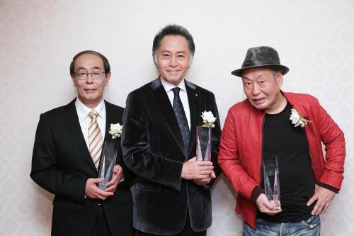 「東京ドラマアウォード」で特別賞を受賞した「三匹のおっさん」。トロフィーを手にする（左から）志賀廣太郎、北大路欣也、泉谷しげる