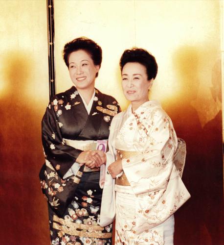 １９８４年、島倉千代子さん（左）の歌手生活３０周年記念パーティーに駆けつけた美空ひばりさん