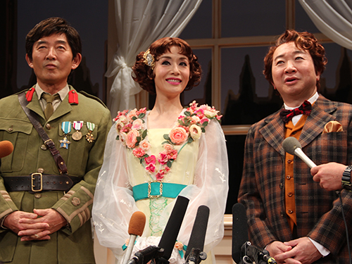 舞台「夫が多すぎて」に出演する（左から）石田純一、大地真央、中村梅雀
