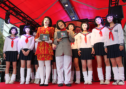 レノボ「ＳＨＩＢＵＹＡ　ＨＡＬＬＯＷＥＥＮ　２０１４」オープニングＰＲイベントで“朱美ちゃん３号”の仮装集団とフォトセッションに収まる日本エレキテル連合