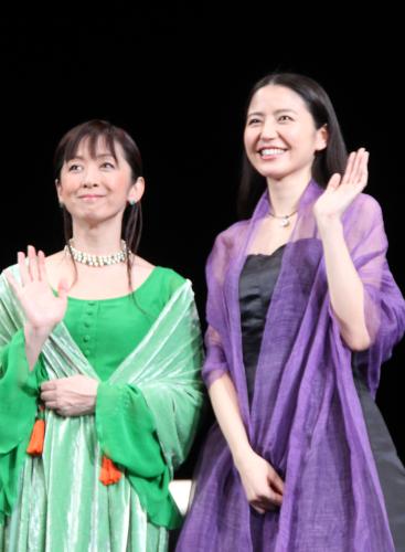 舞台「紫式部ダイアリー」直前会見で笑顔で手を振る斉藤由貴（左）と長澤まさみ