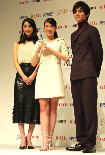 グランプリに選ばれ“先輩”の佐々木希（左）、松坂桃李と笑顔を見せる小林京香さん