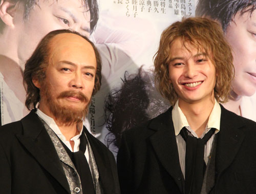 舞台「皆既食」の会見に登場した生瀬勝久（左）と岡田将生