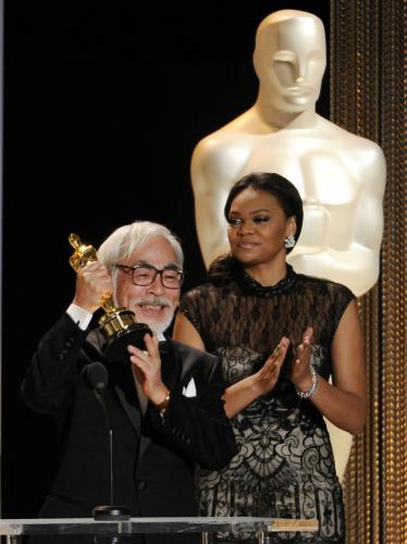 ８日、ロサンゼルスでアカデミー名誉賞を受賞した宮崎駿監督