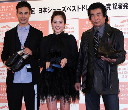 シューズベストドレッサー賞に選出された（左から）ユージ、筧美和子、藤岡弘、