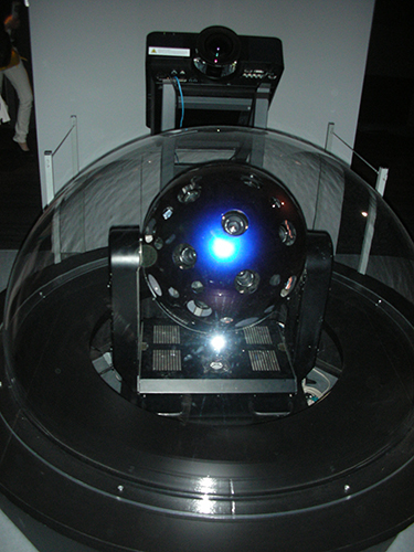 ソニービルで開催中の「サウンド・プラネタリウム２０１４」で使用の投影機「ＭＥＧＡＳＴＡＲ－ＩＩ」