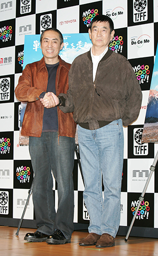 第１８回東京国際映画祭で「単騎、千里を走る。」を監督したチャン・イーモウ監督（左）と主演の高倉健さん（２００５年１０月撮影）