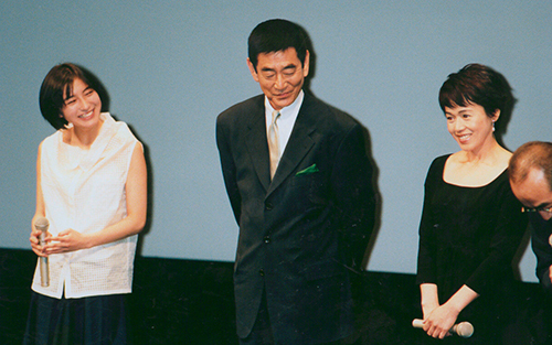映画「鉄道員（ぽっぽや）」映画完成披露試写会で笑顔の（左から）広末涼子、高倉健さん、大竹しのぶ（１９９９年５月撮影）