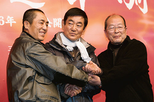 「単騎千里を走る」制作発表で張芸謀（チャン・イーモウ）監督（左）と降旗康男監督（右）と３人で手を組む高倉健