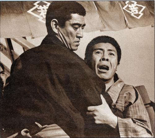 ７２年「昭和残侠伝　破れ傘」で北島三郎（右）と共演した高倉健さん（東映提供）