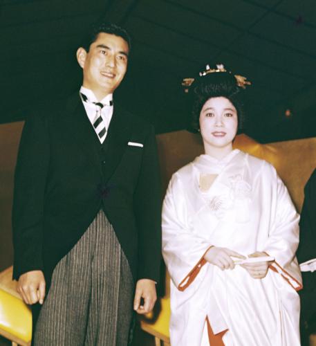 ５９年２月、江利チエミさん（右）と結婚した高倉健さん