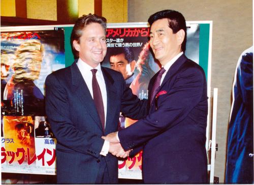 １９８９年９月年５月　　映画「ブラック・レイン」で共演したマイケル・ダグラス（左）と握手を交わす高倉健