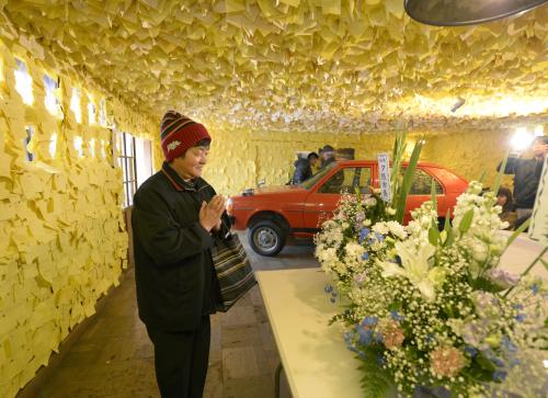 夕張にある「“幸福の黄色いハンカチ”想い出ひろば」の献花台を訪れ、高倉健さんを追悼する女性