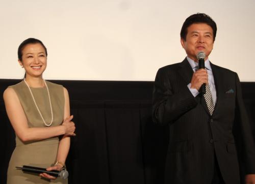 映画「救いたい」初日舞台あいさつで夫婦にについて話し、笑顔を見せる鈴木京香（左）と三浦友和