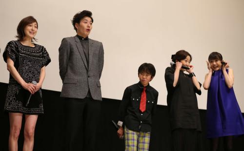 客席からのサプライズ演出に驚く（左から）広末涼子、岡田将生、巨勢竜也、木南晴夏、松井愛莉
