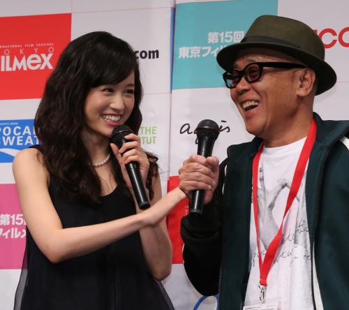 笑顔で舞台あいさつする前田敦子（左）と廣木隆一監督