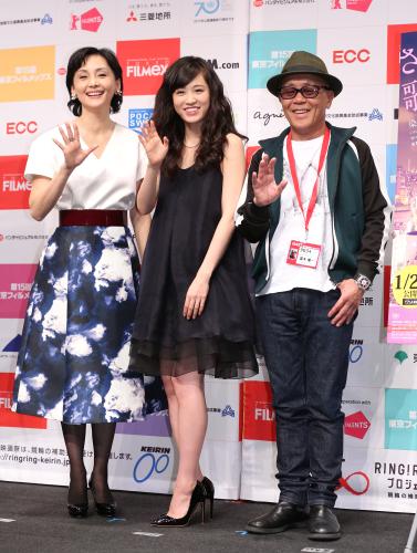 舞台あいさつする（左から）南果歩、前田敦子、廣木隆一監督