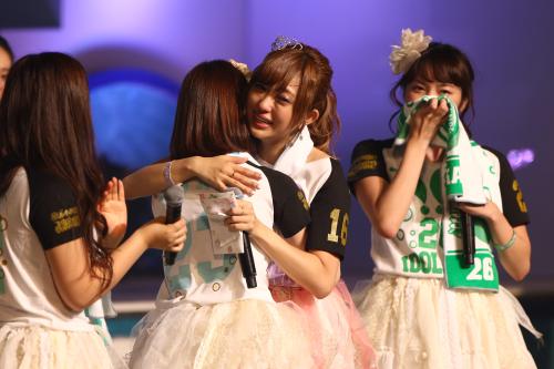 アイドリング！！！卒業コンサートでメンバーと抱き合う菊地亜美