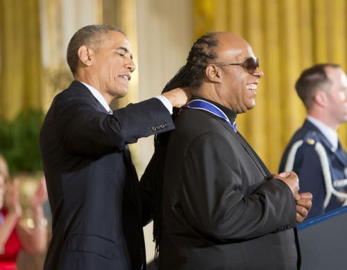 24日、ホワイトハウスで、スティービー・ワンダー（左）に勲章を授与するオバマ米大統領