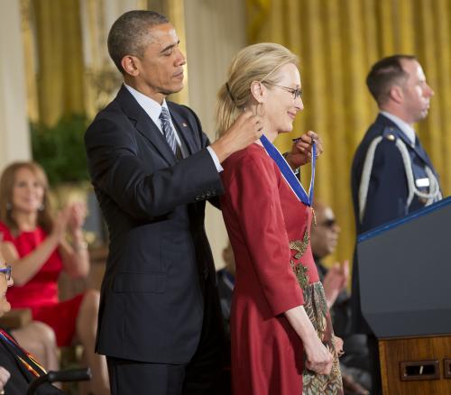 24日、ホワイトハウスで、女優のメリル・ストリープ（右）に勲章を授与するオバマ米大統領