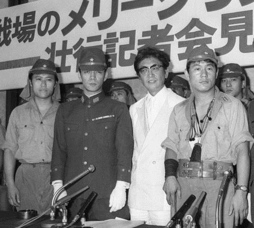 映画「戦場のメリークリスマス」製作発表。左からジョニー大倉さん、坂本龍一さん、大島渚監督、ビートたけしさん＝１９８２年７月、東京都内
