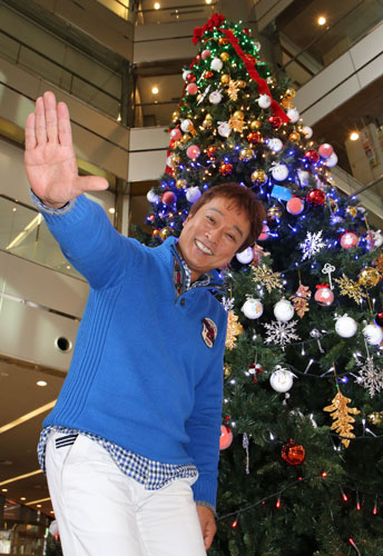 スポニチ大阪本社を訪れた太川陽介はクリスマスツリー前でルイルイダンスを披露