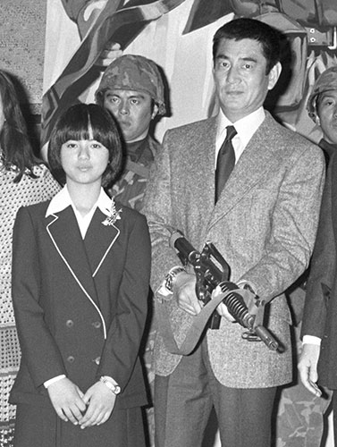７８年映画「野性の証明」製作発表に出席した高倉健さんと薬師丸ひろ子